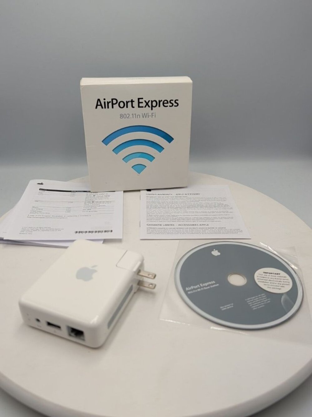 Apple Airport Express 54 Mbps Wireless N Base Station - White A1264. 0081 -011-2